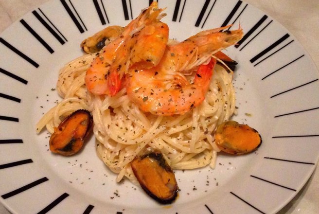 Spaghete cu smantana si cocktail de fructe de mare