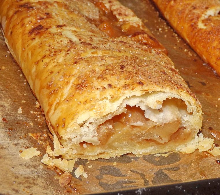 Strudel din aluat de casa, cu mere, pere si caramel