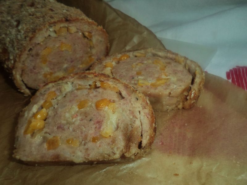 Rulada din carne tocata cu porumb si cascaval
