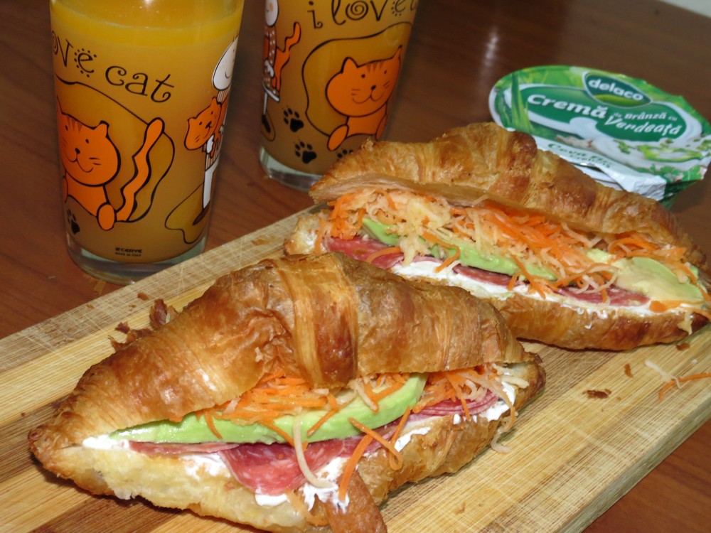 Croissant cu crema de branza, salami si salata de cruditati