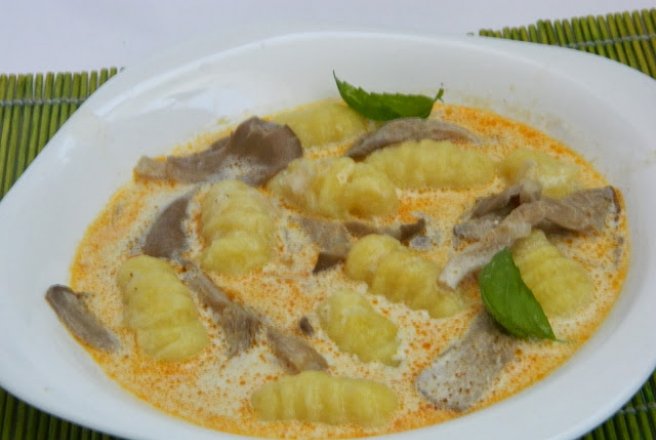 Gnocchi in sos de ciuperci pleurotus