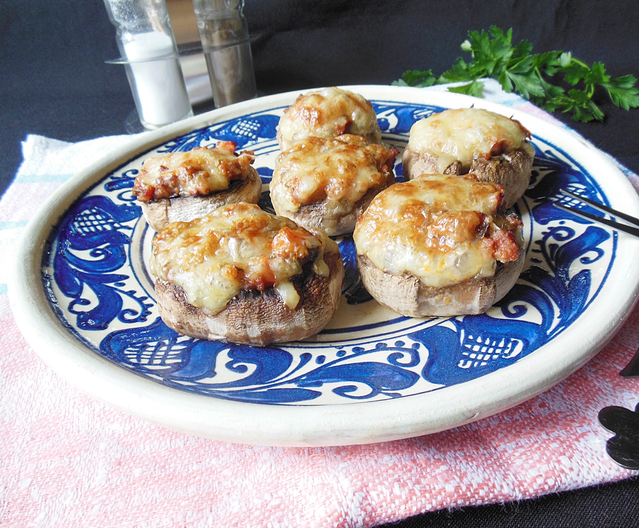 Ciuperci umplute cu carne tocata si legume, reteta simpla si gustoasa la indemana oricui