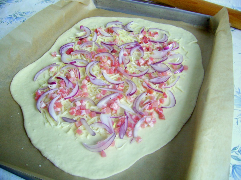 Flammkuchen cu sunca si ceapa