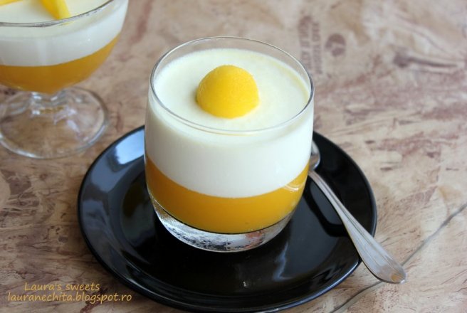 Panna cotta cu jeleu de mango