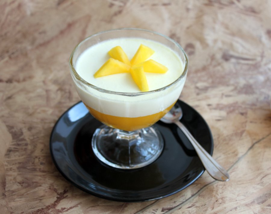 Panna cotta cu jeleu de mango