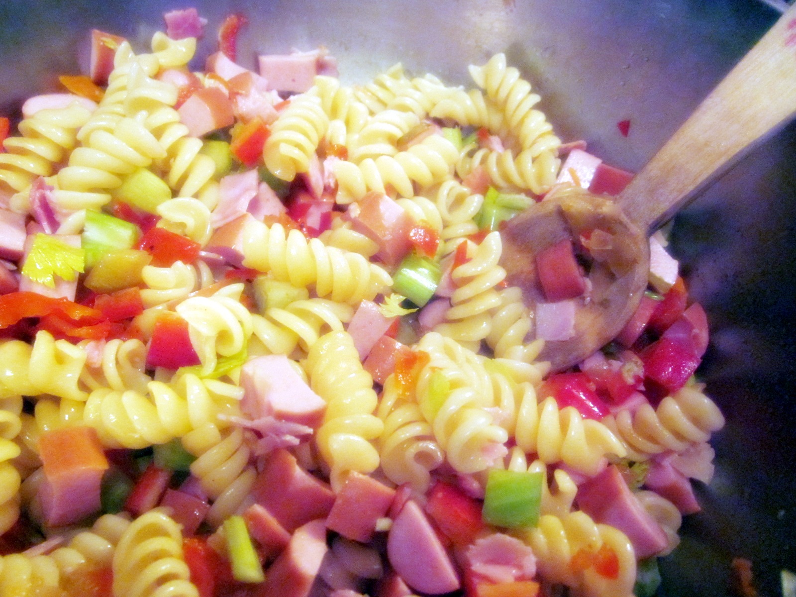 Salată de fusilli cu cremwursti