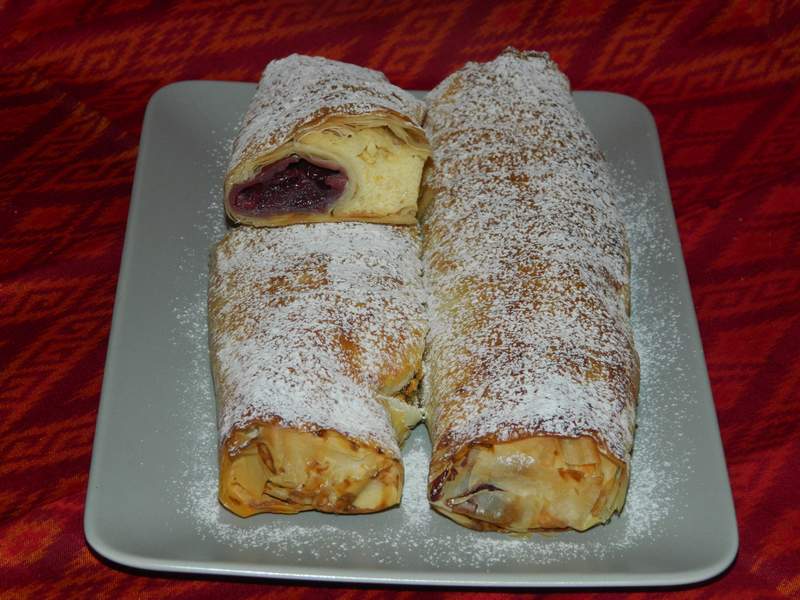 Strudel cu branza si visine