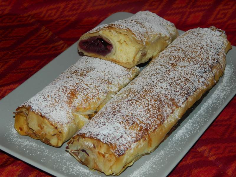 Strudel cu branza si visine