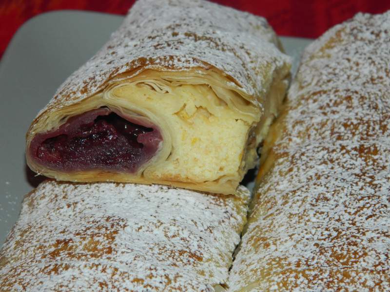 Strudel cu branza si visine