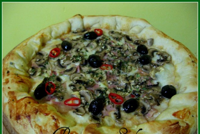 Pizza prosciutto e funghi cu bordura de branza