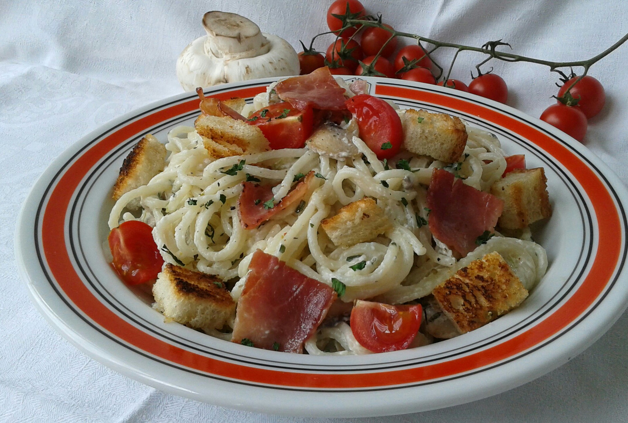 Spaghetti cu ciuperci, sunca, smantana si crutoane cu usturoi