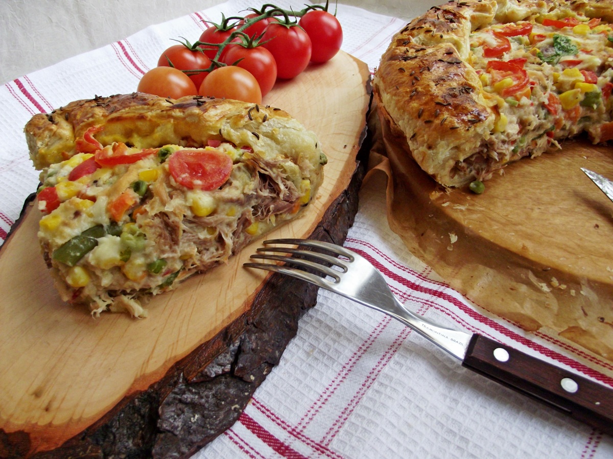 Placinta cu foietaj, carne de pui si legume mexicane