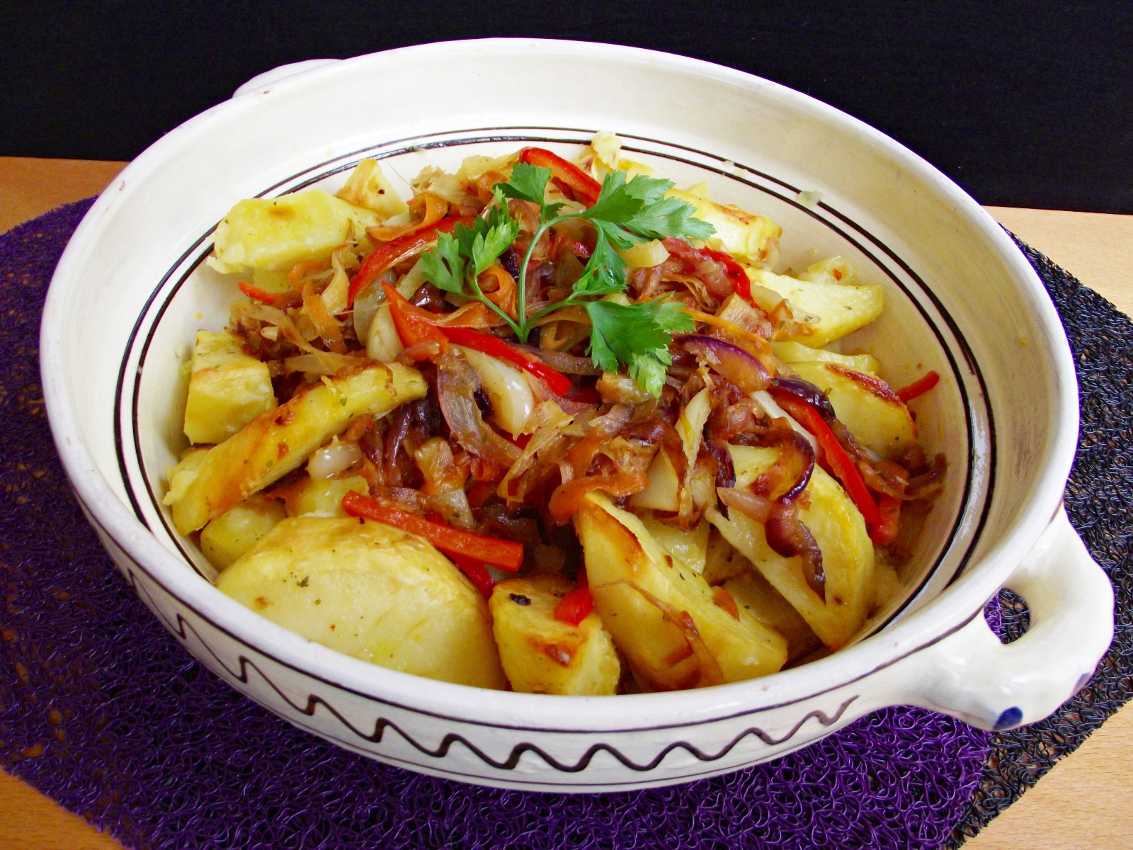 Cartofi la cuptor, cu legume caramelizate