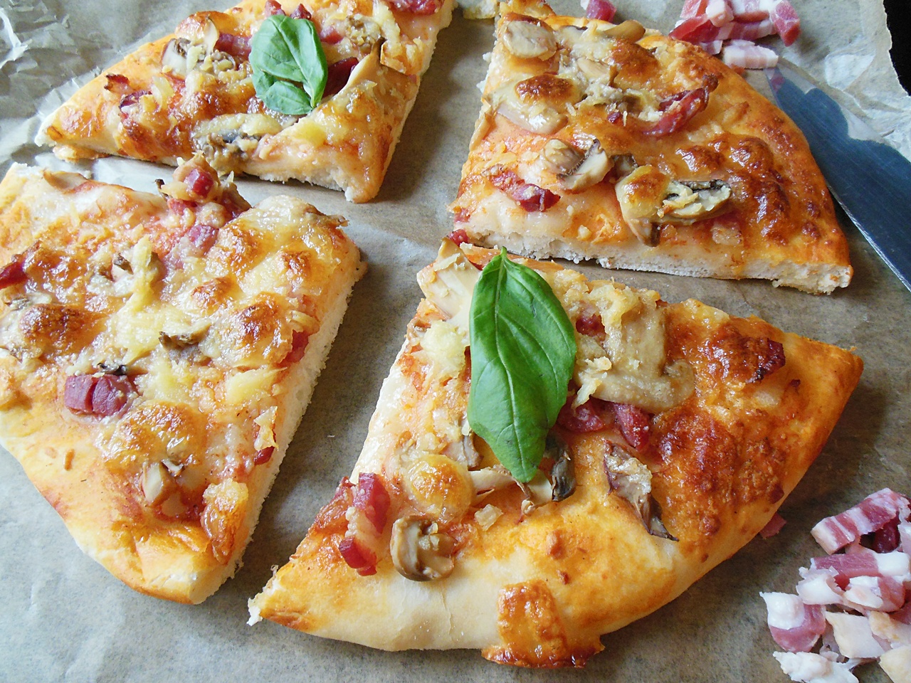 Pizza cu ciuperci, bacon si branzeturi