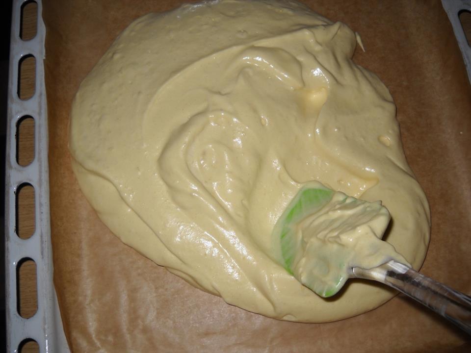 Rulada cu mousse de capsuni si green sugar