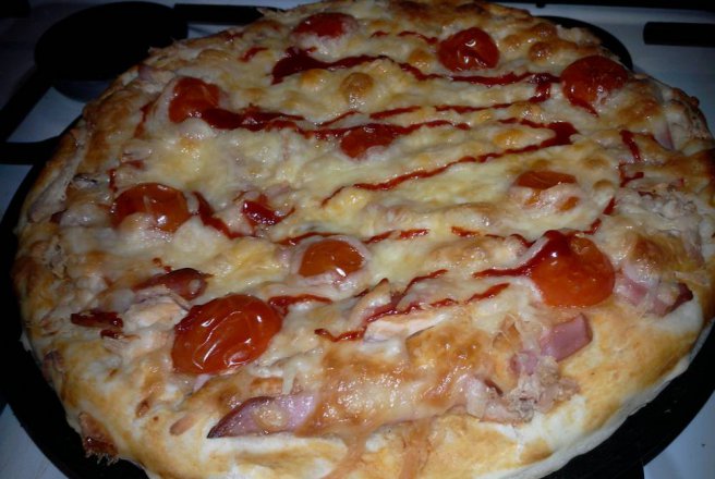 Pizza cu piept de pui si rosii cherry