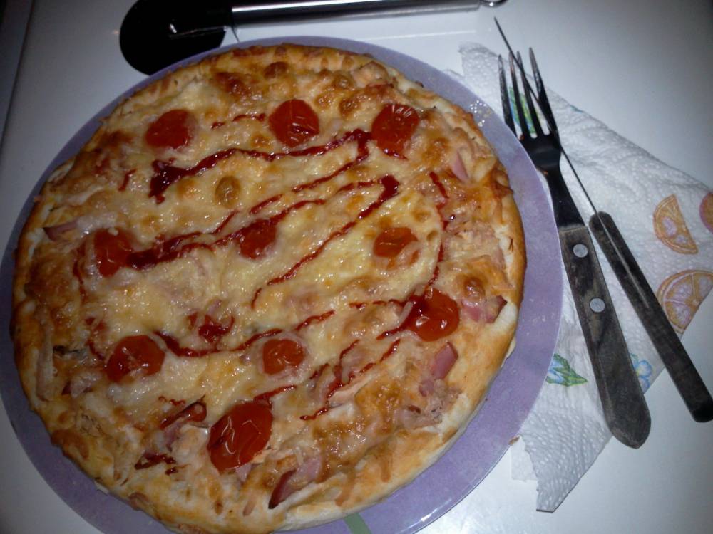 Pizza cu piept de pui si rosii cherry