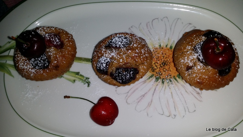 Muffins cu cirese si ciocolata