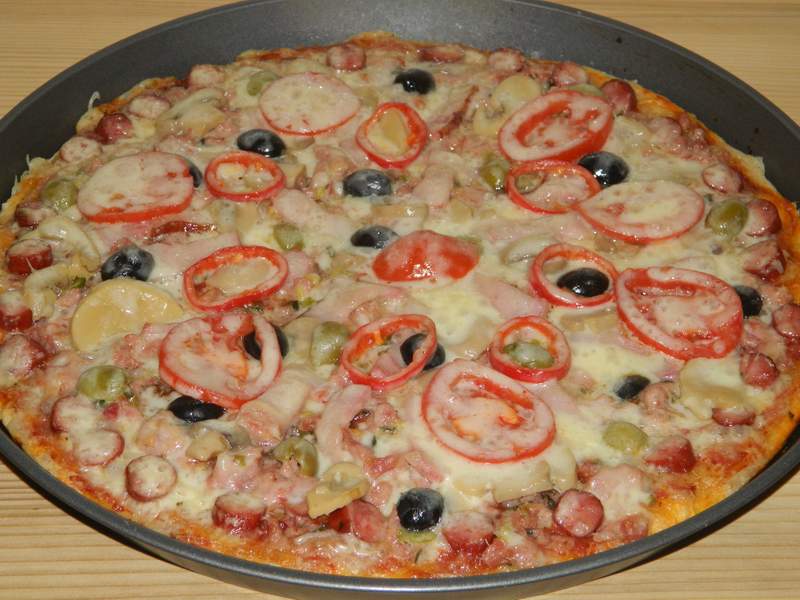 Pizza cu carne de porc si ciolan