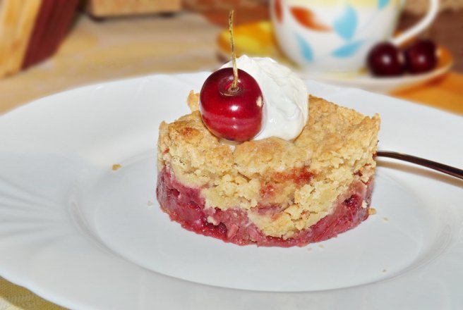 Crumble cu fructe de sezon, biscuiti si fulgi de migdale