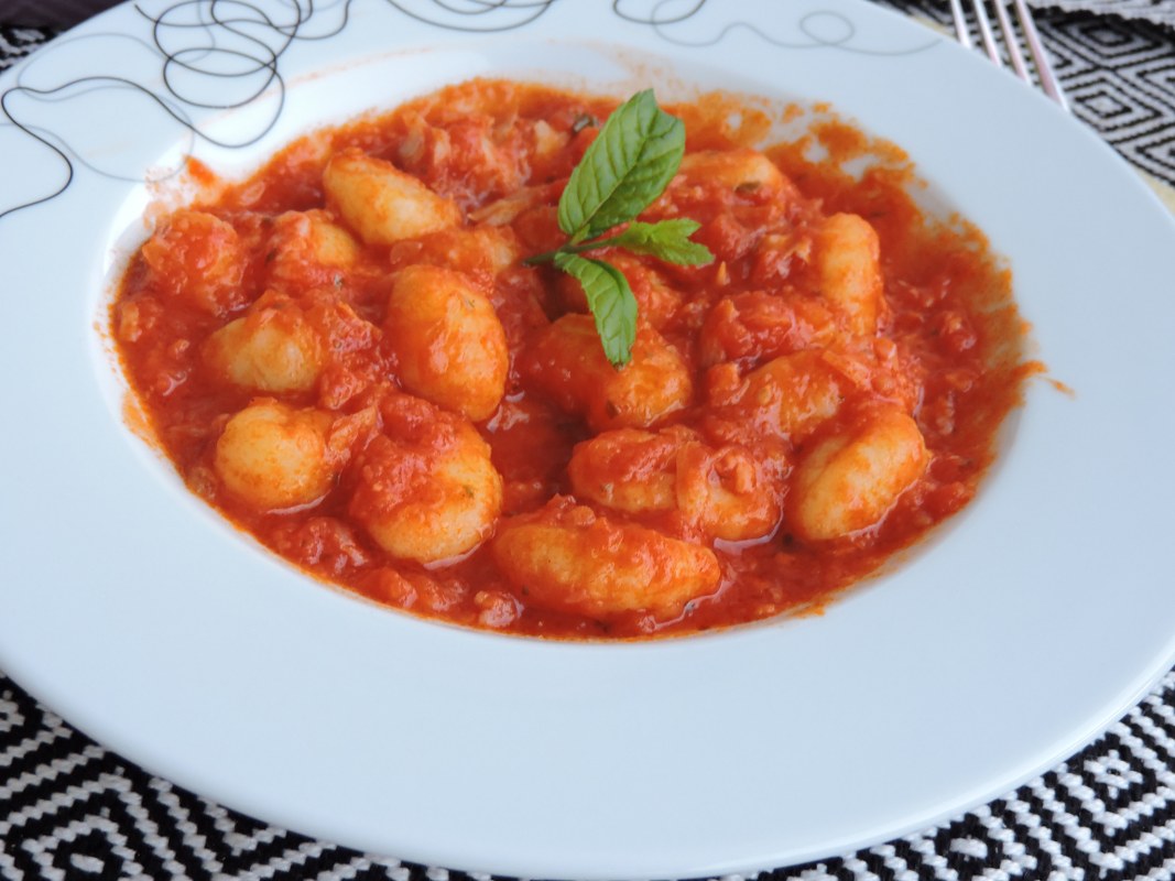 Gnocchi cu sos tomat si cod bacalhau