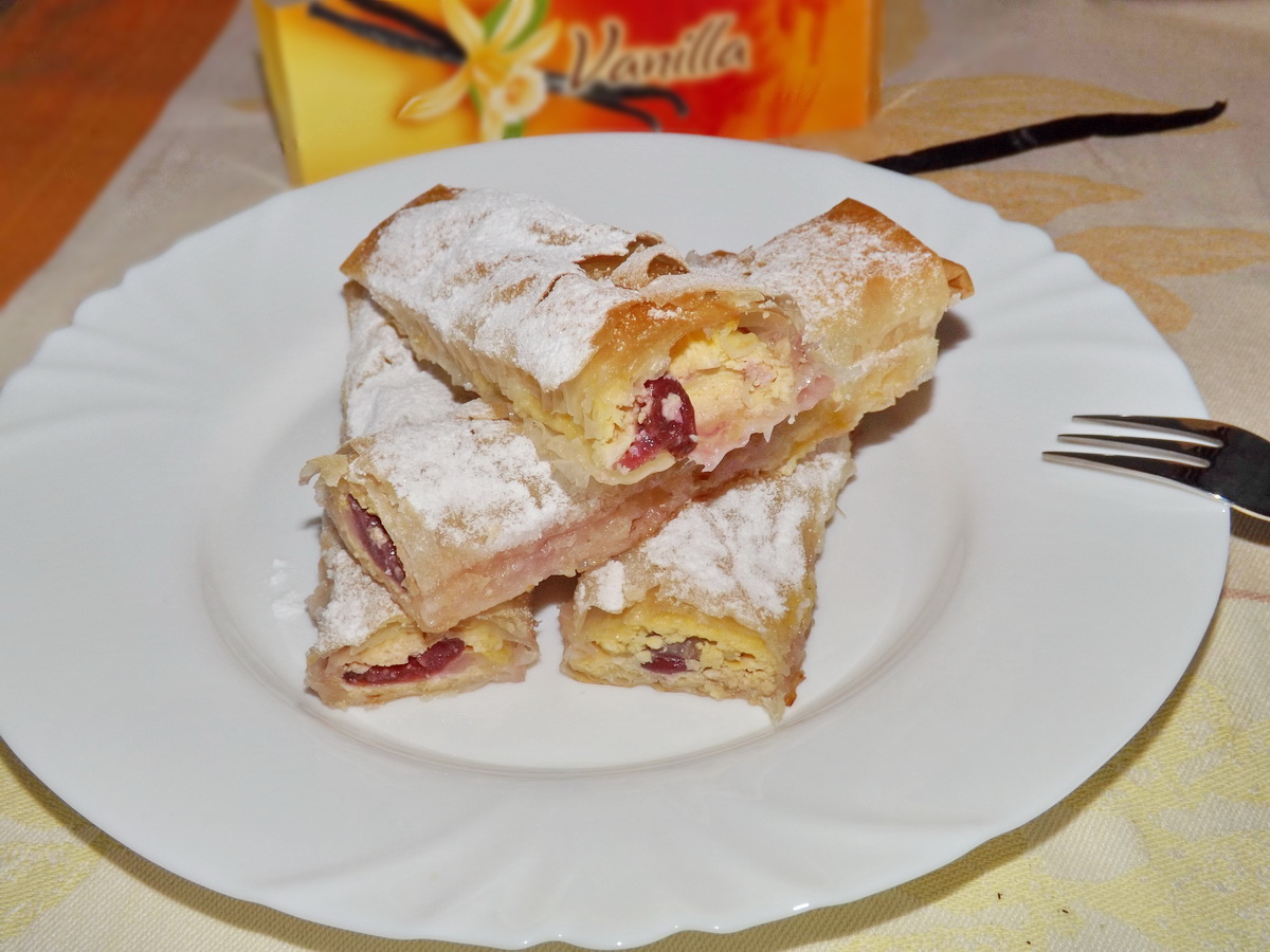 Strudel cu branza si cirese