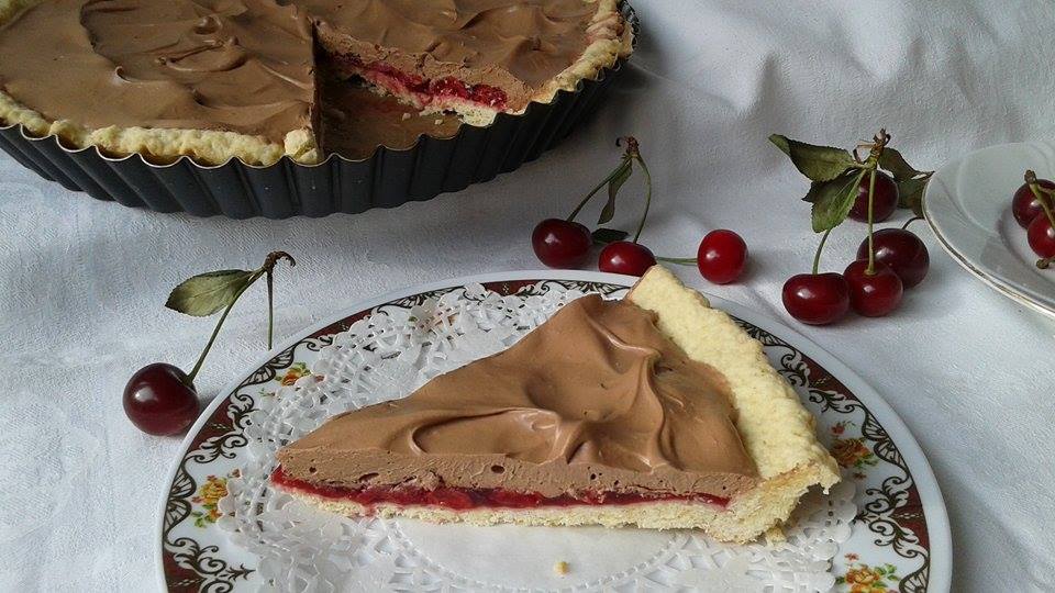 Tarta cu jeleu de visine si crema de ciocolata