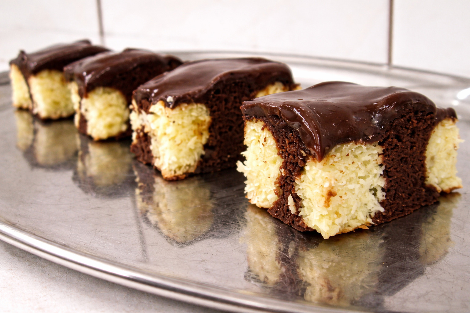 Prajitura cu bilute de branza si cocos