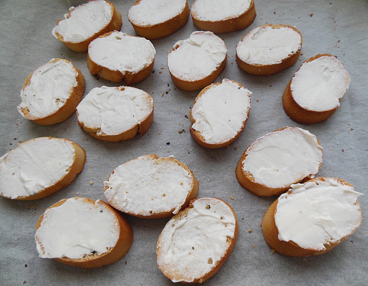 Crostini cu crema de branza si ardei kapia copt