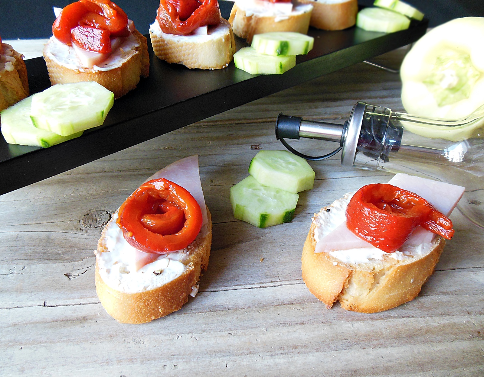 Crostini cu crema de branza si ardei kapia copt