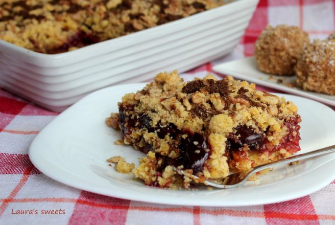 Crumble cu prune si caramel