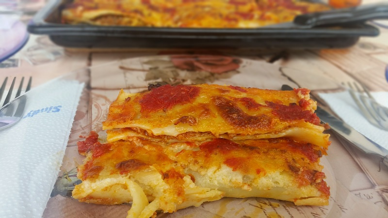 Cannelloni cu carne si sos de rosii