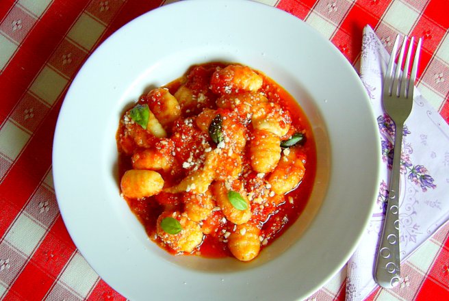 Gnocchi cu mozzarella in sos de rosii