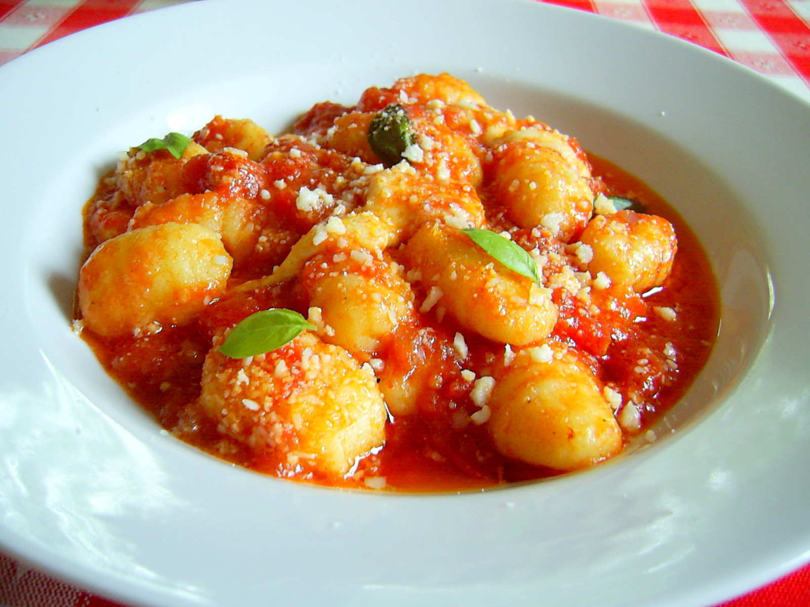 Gnocchi cu mozzarella in sos de rosii