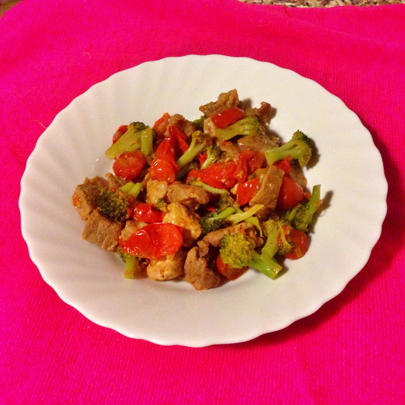 Mancare de porc cu broccoli si rosi cherry