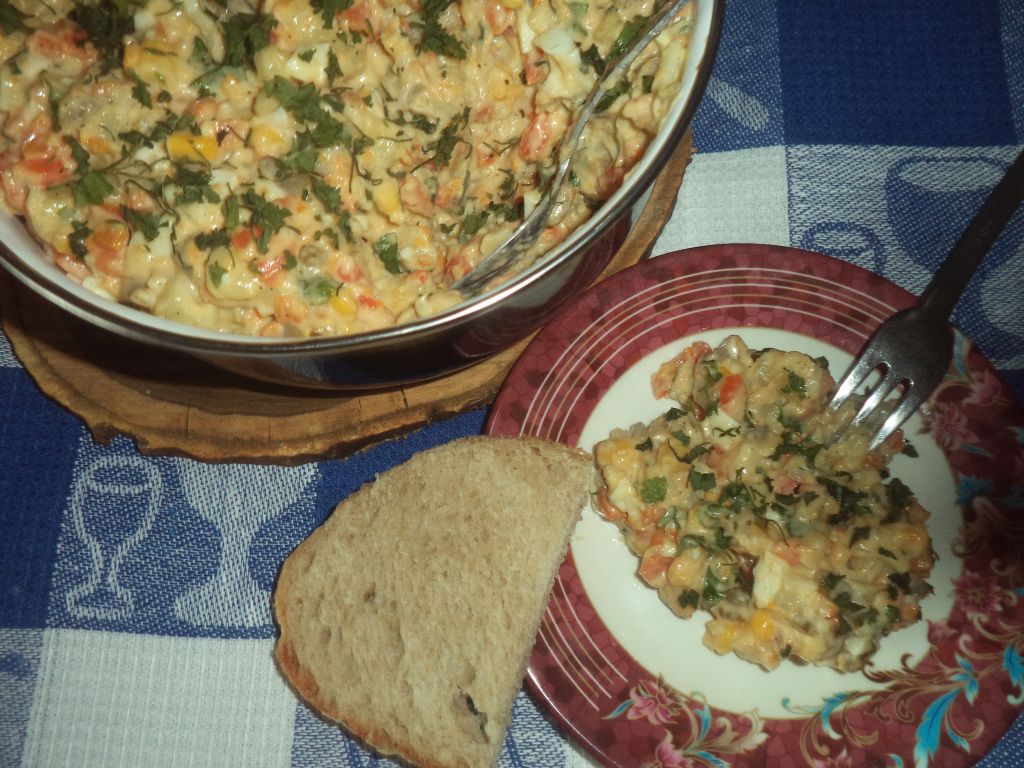 Salata de legume fierte cu maioneza si patrunjel verde