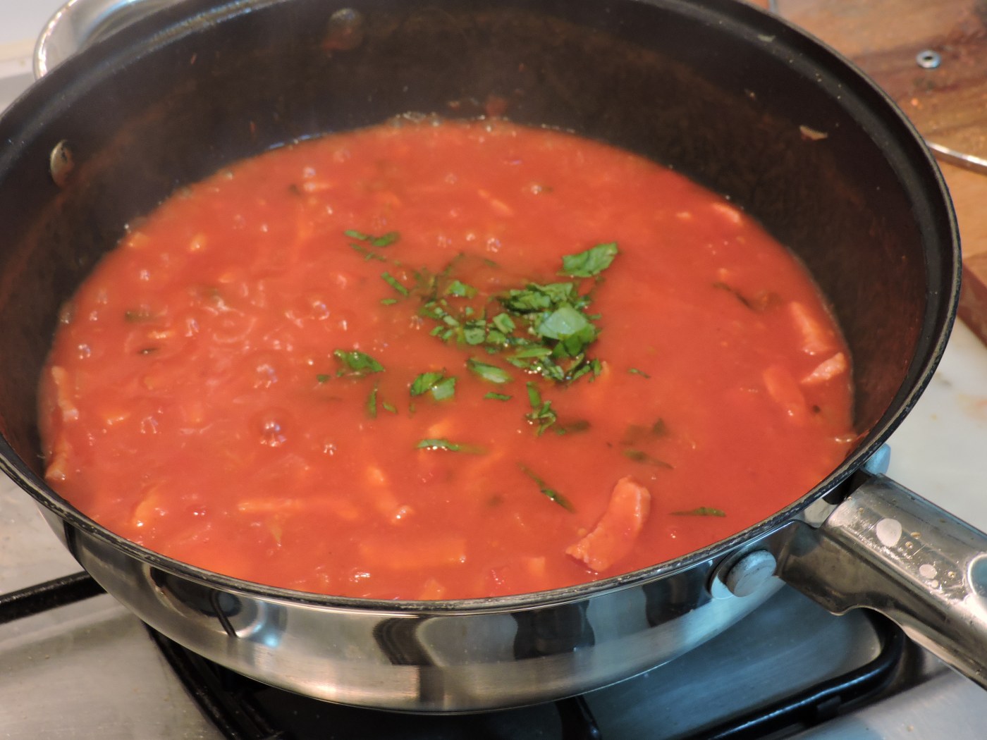 Tortellini cu sos de tomate si bacon