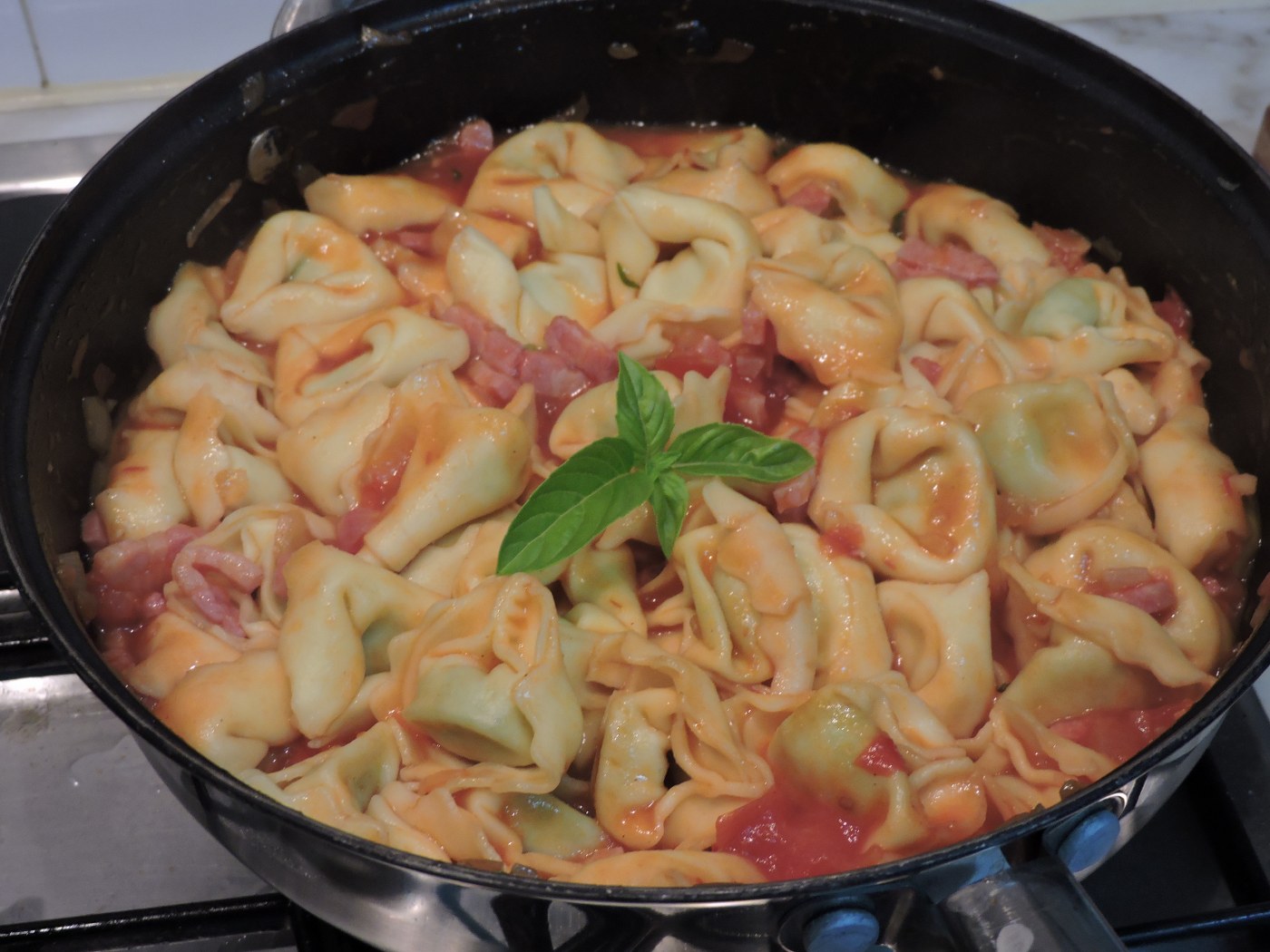 Tortellini cu sos de tomate si bacon