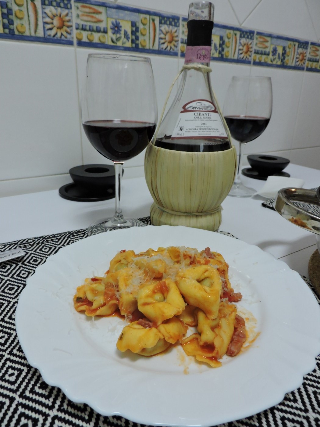 Tortellini cu sos de tomate si bacon