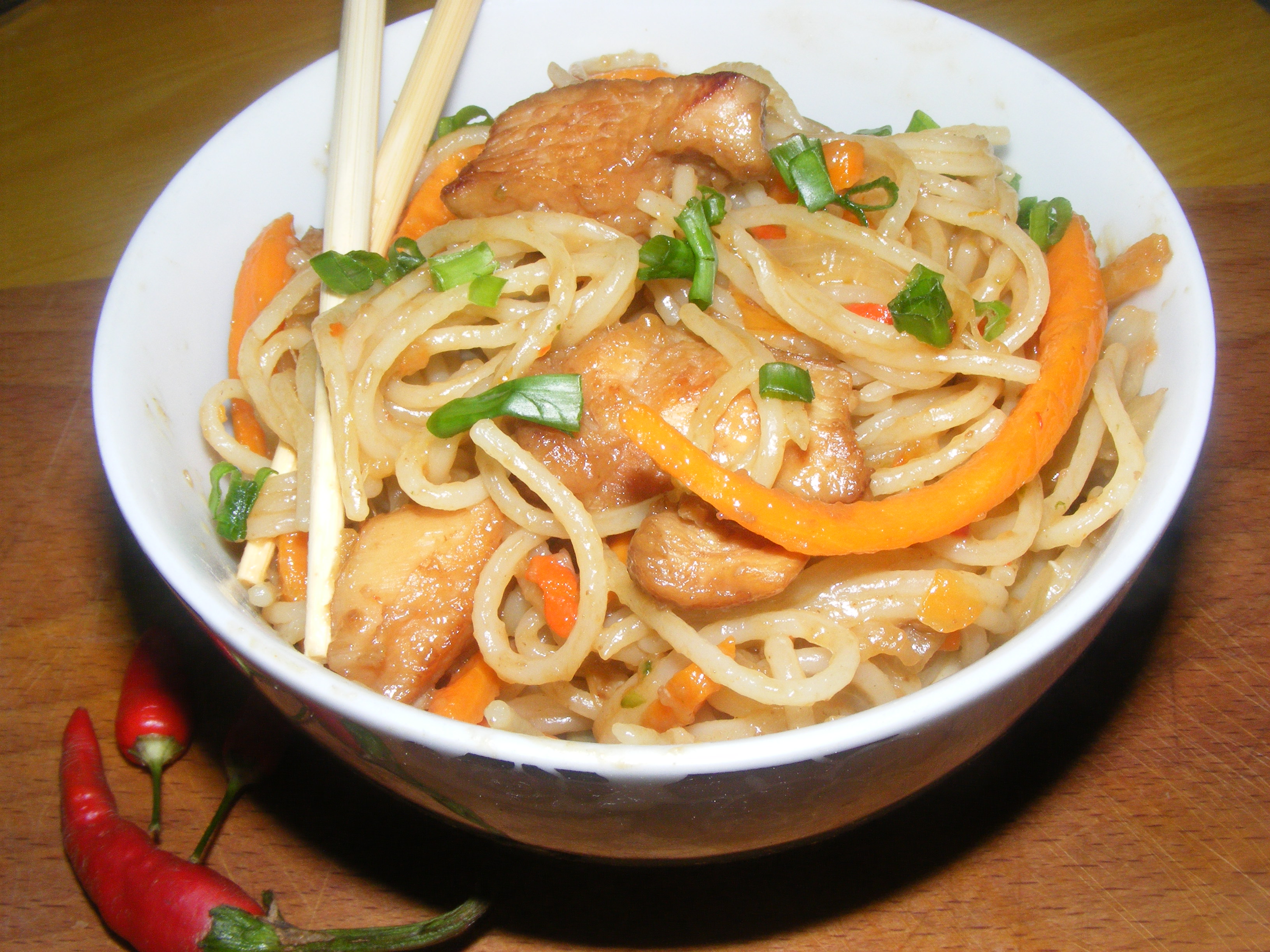 Fried noodles cu pui si legume