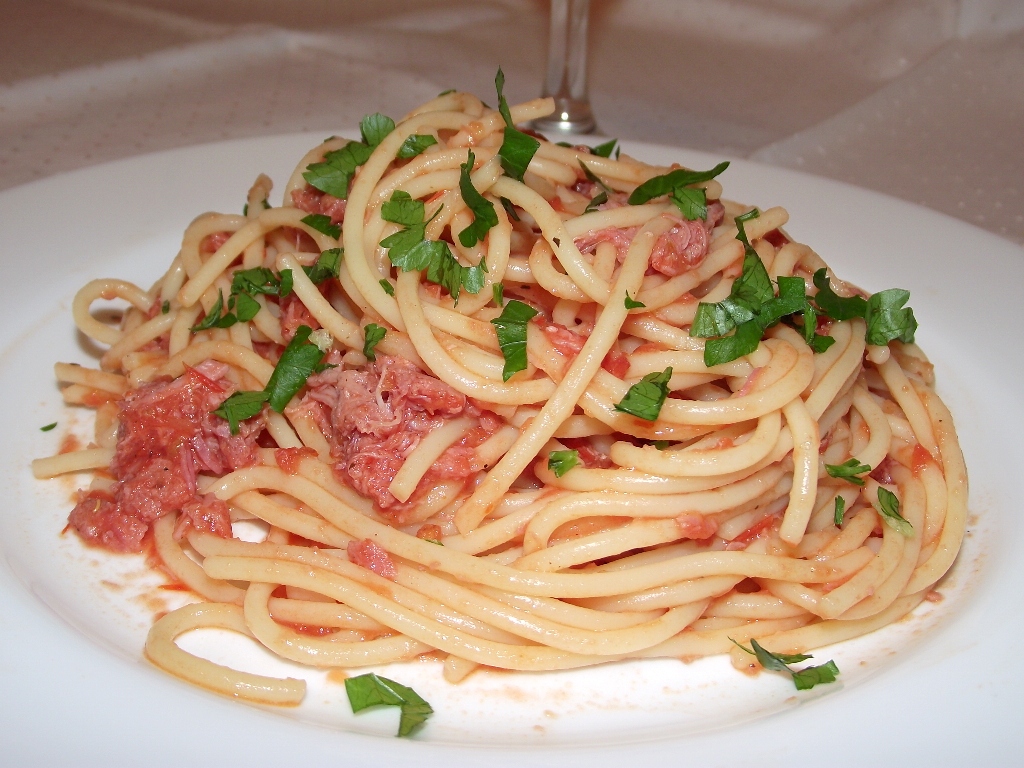 Spaghetti cu conserva din carne si sos de rosii cu usturoi