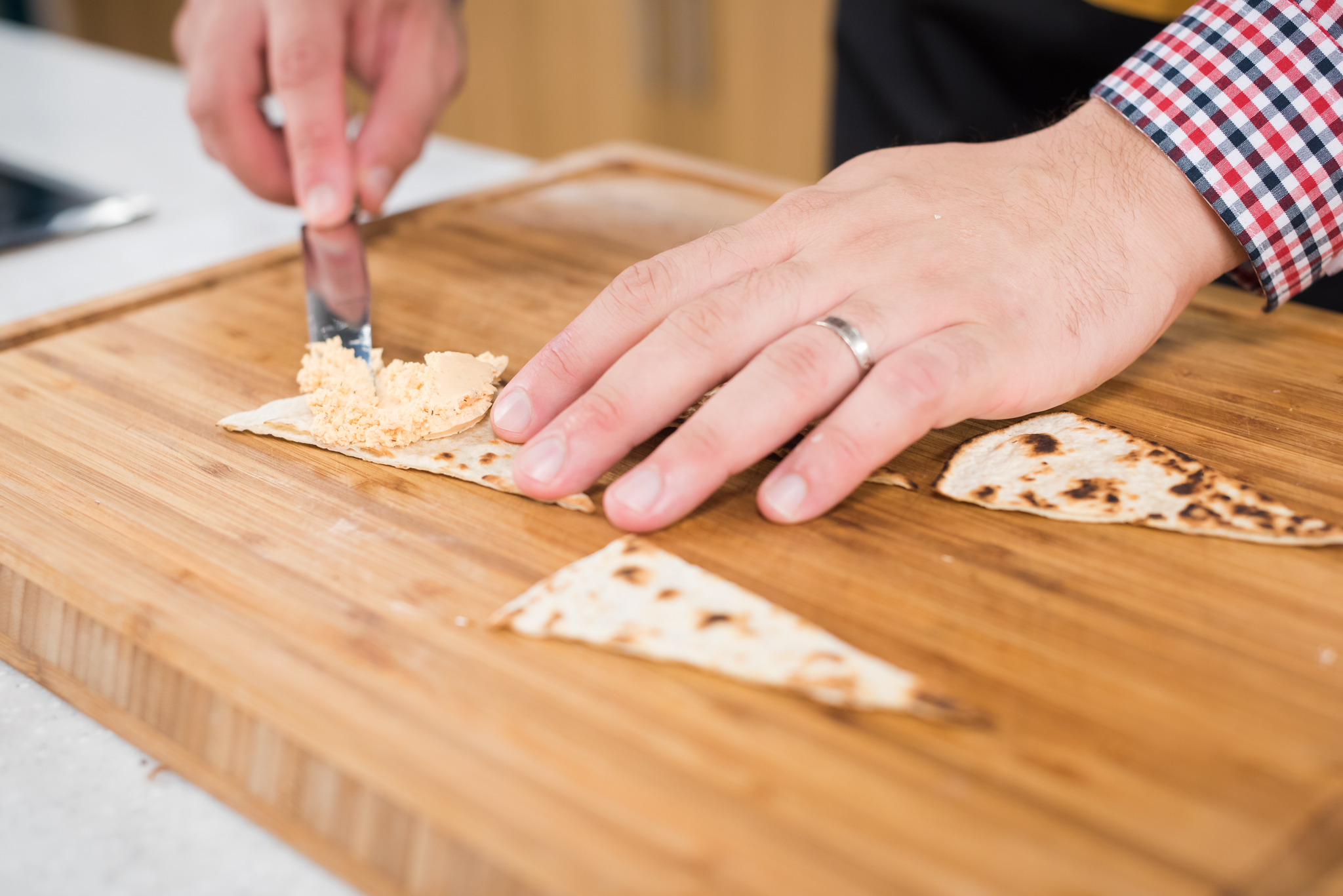 Salata cu urechi de lemn si chipsuri de tortilla cu crema de branza Delaco