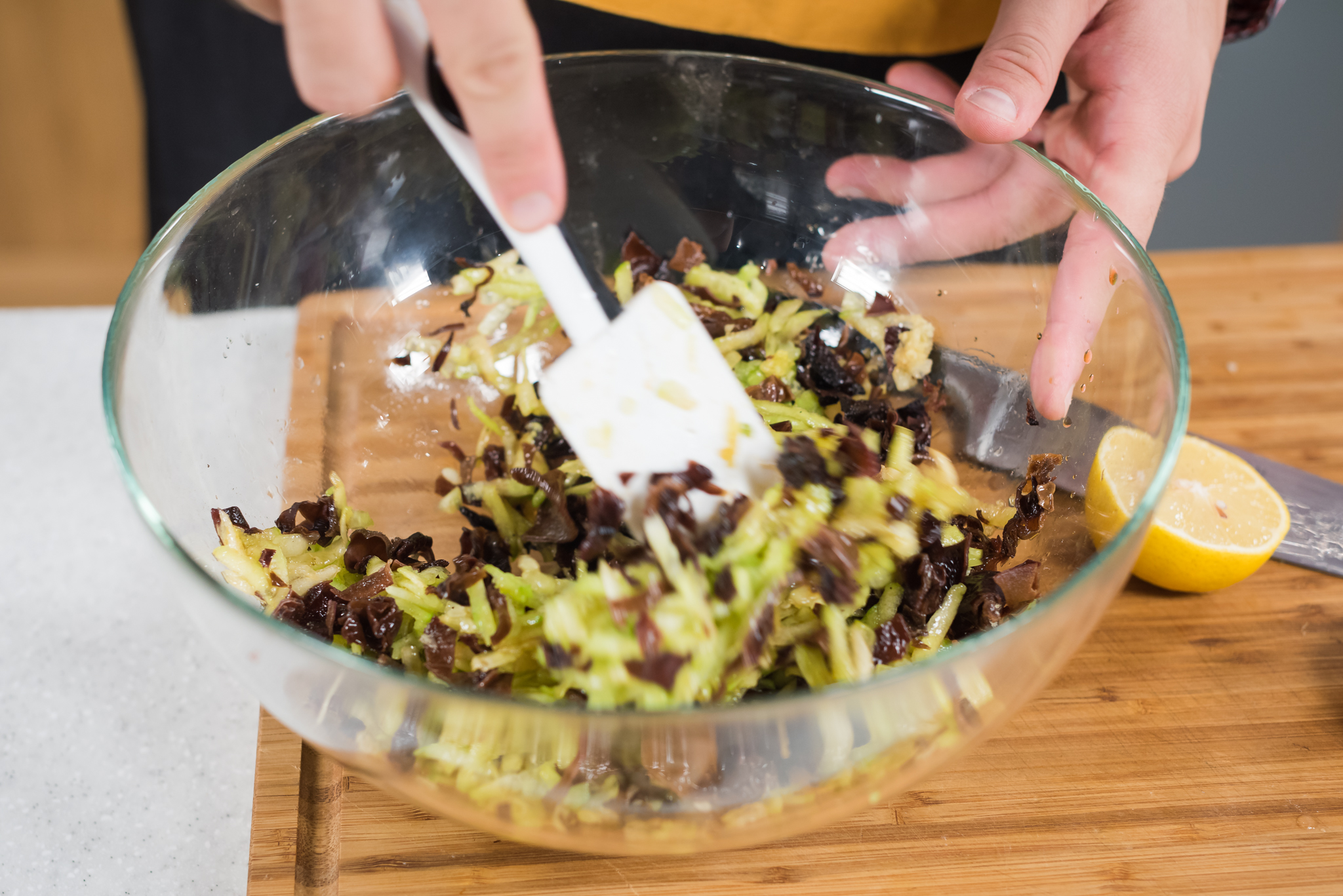 Salata cu urechi de lemn si chipsuri de tortilla cu crema de branza Delaco