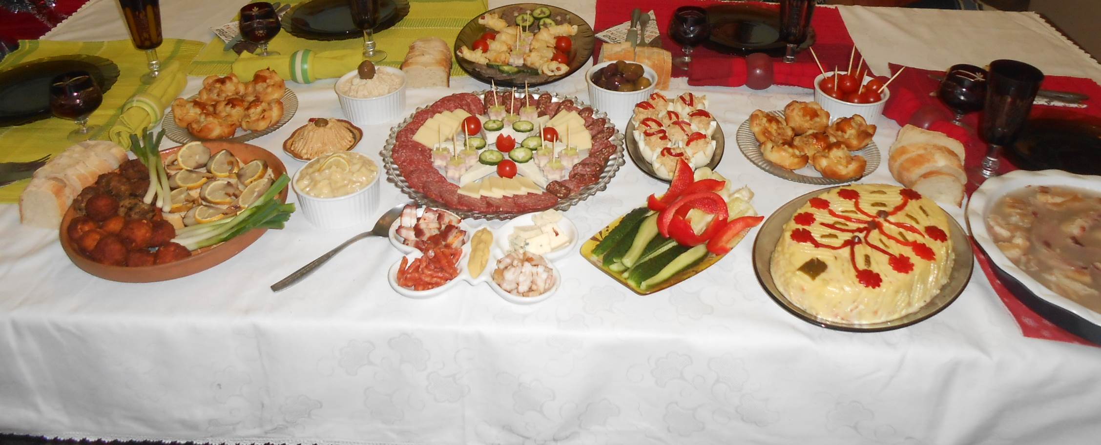 Aperitive, antreuri, mizilicuri, salate, racituri pentru masa de Craciun si Revelion