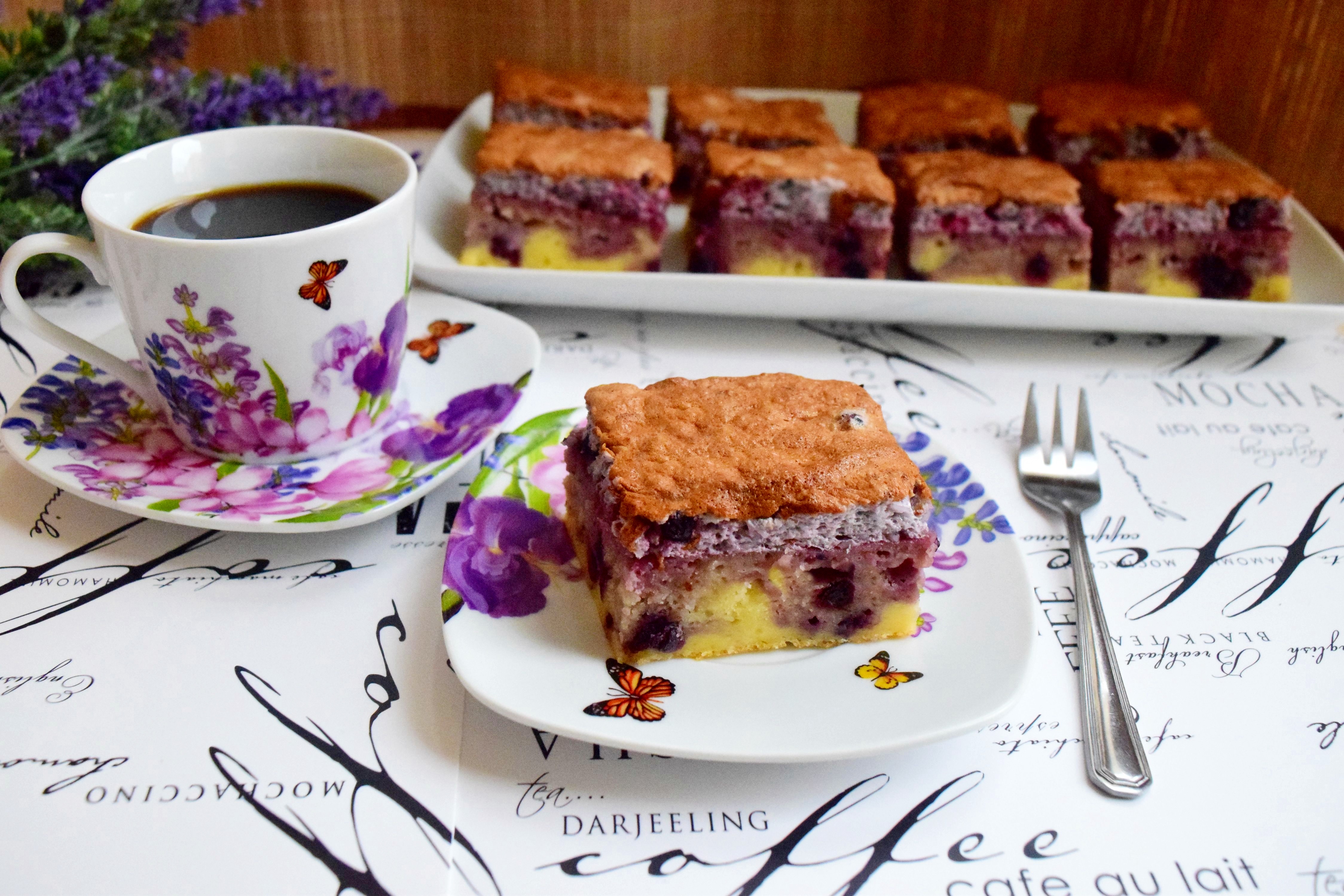 Prajitura cu iaurt si dulceata de coacaze negre