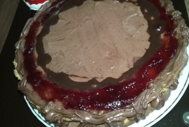 Tort cu crema de ciocolata si gem de coacaze