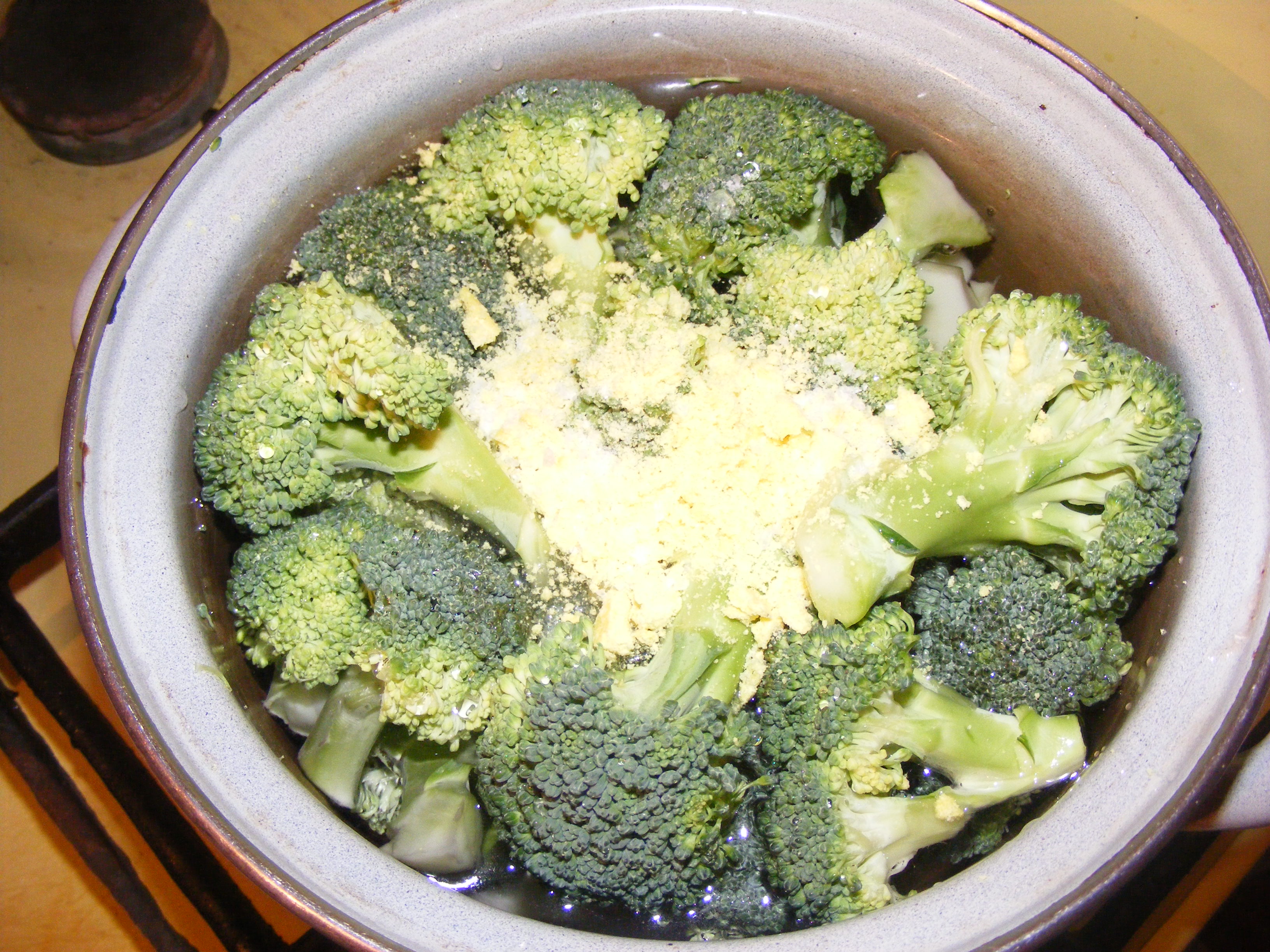 Salata de broccoli cu porumb