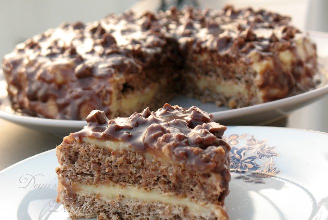 Desert tort cu nuci, crema de vanilie si ciocolata