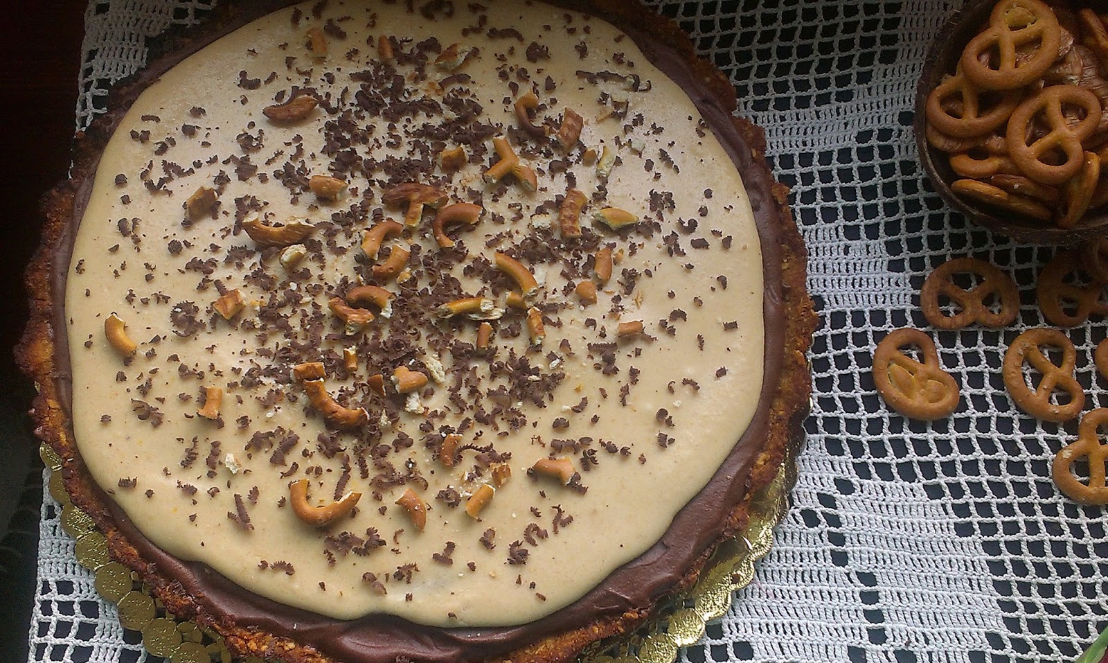 Tarta cu mousse de ciocolata, crema de cocos si unt de arahide, cu blat Pretzel