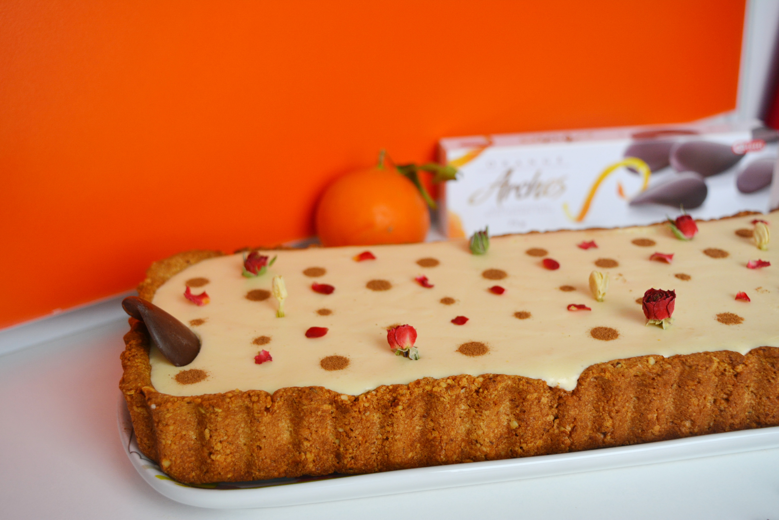 Tarta in crusta de biscuiti cu migdale, dulceata de portocale si crema de frisca cu orange crud